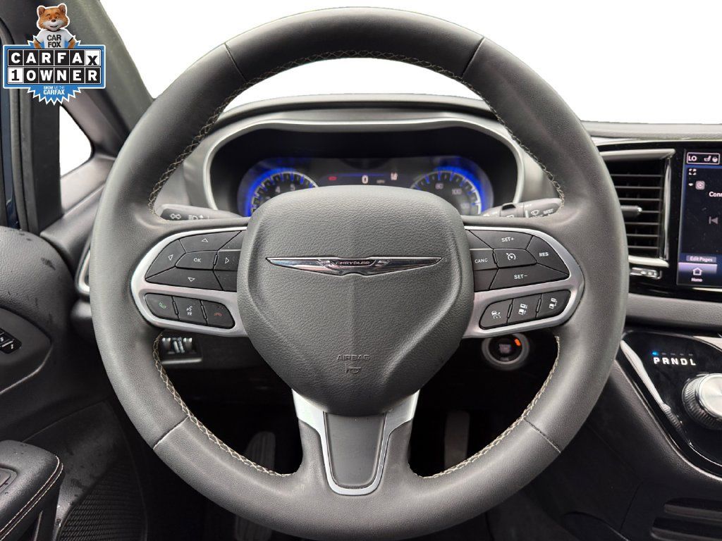Used 2025 Chrysler Pacifica Select FWD image 12