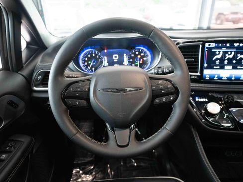 Used 2025 Chrysler Pacifica Limited FWD image 21