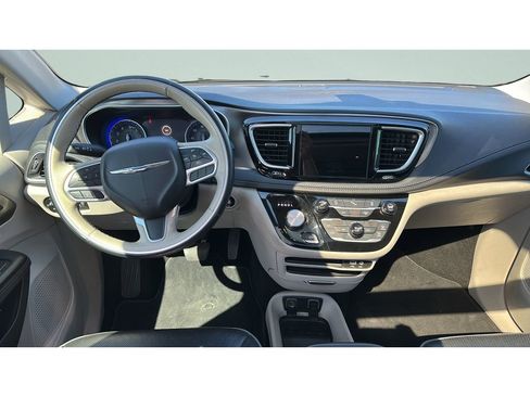 Used 2018 Chrysler Pacifica Limited FWD image 9