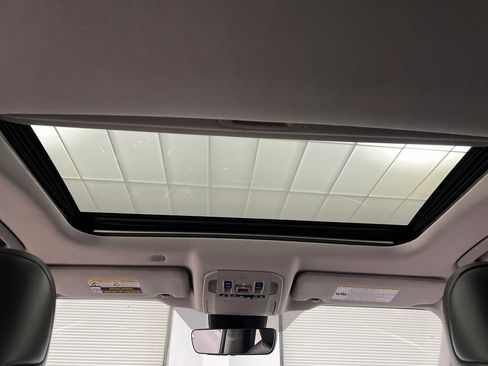 Used 2020 Toyota Highlander XLE image 36