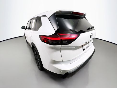 Used 2024 Nissan Rogue SV image 8