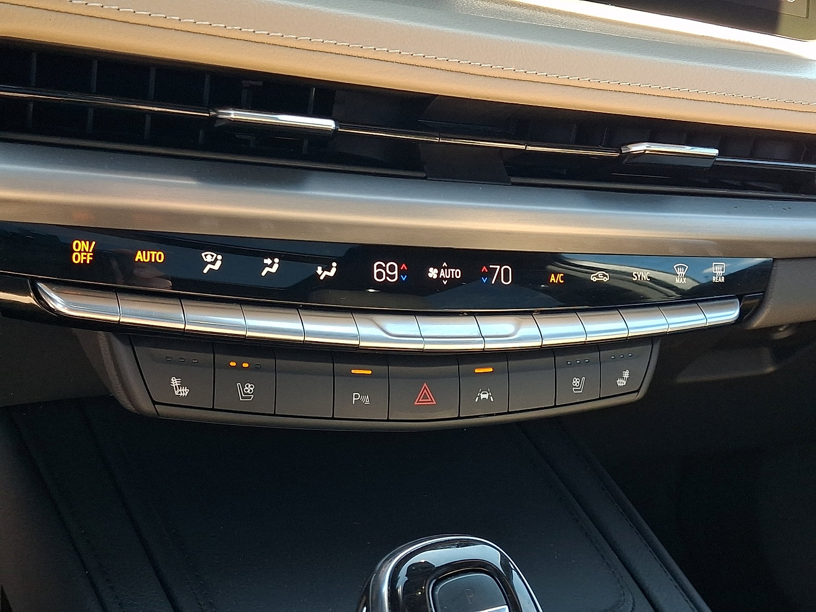 Used 2024 Cadillac XT4 Premium Luxury AWD/4WD image 17