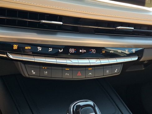 Used 2024 Cadillac XT4 Premium Luxury AWD/4WD image 17