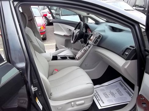 Used 2010 Toyota Venza w/ Premium Pkg #2 FWD image 11