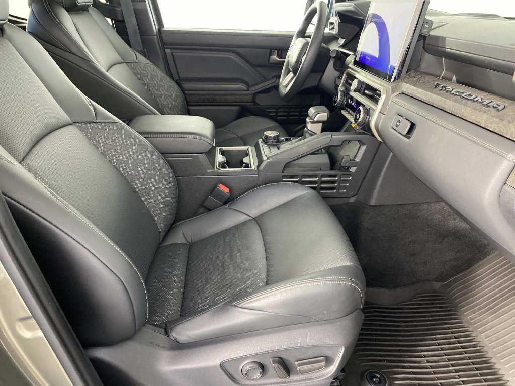 Used 2025 Toyota Tacoma Limited AWD/4WD image 11