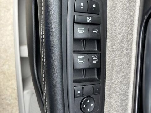 Used 2024 Chrysler Pacifica Touring-L image 19