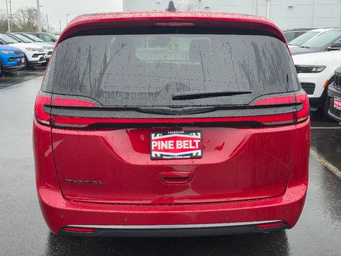 New 2026 Chrysler Pacifica Select image 12