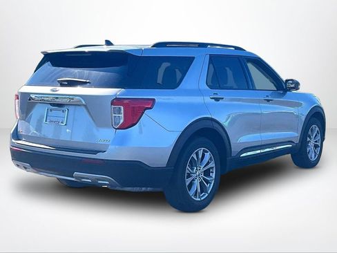 Used 2021 Ford Explorer XLT AWD/4WD image 2