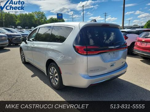 Used 2023 Chrysler Pacifica Touring-L FWD image 3