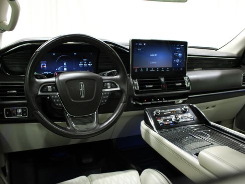 Used 2023 Lincoln Navigator Black Label AWD/4WD image 2