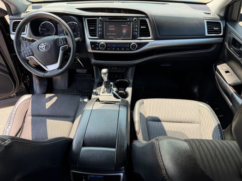 Used 2017 Toyota Highlander Plus AWD/4WD image 18