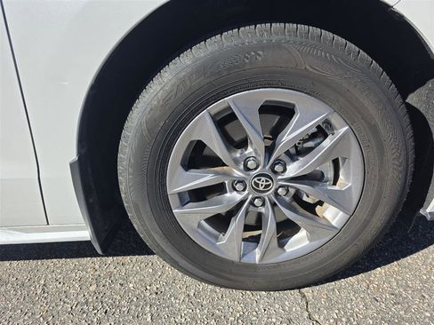 Used 2025 Toyota Sienna XLE w/ XLE Plus Package image 18