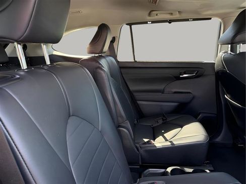 Used 2020 Toyota Highlander XLE image 34