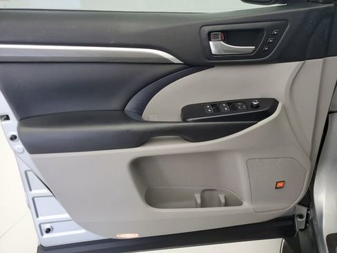 Used 2019 Toyota Highlander Limited image 22