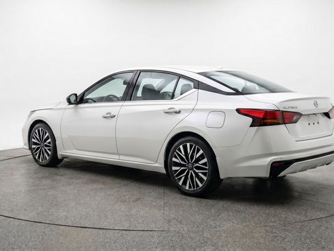Used 2025 Nissan Altima 2.5 SV FWD image 6