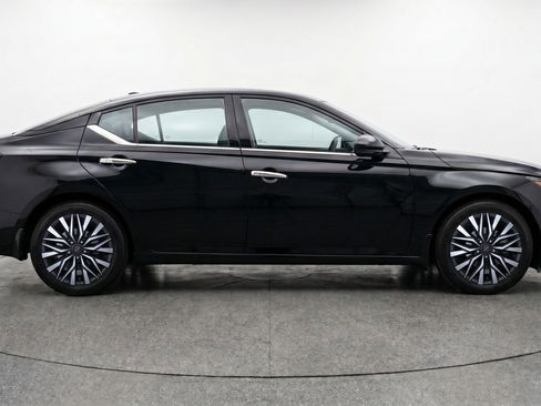 Used 2025 Nissan Altima 2.5 SV FWD image 11