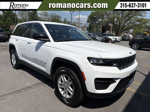 Used 2022 Jeep Grand Cherokee Laredo w/ Luxury Tech Group I AWD/4WD image 1