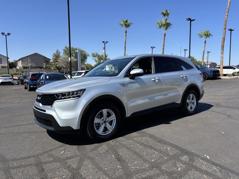 Certified 2022 Kia Sorento LX FWD image 6
