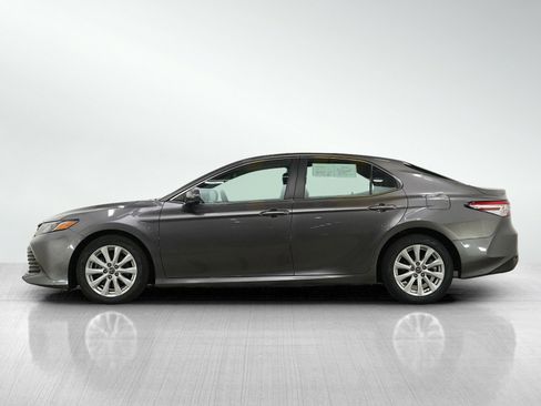 Used 2018 Toyota Camry LE image 2