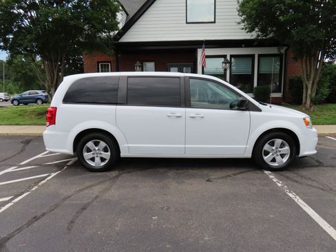 Used 2018 Dodge Grand Caravan SE FWD image 9
