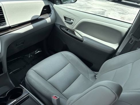 Used 2020 Toyota Sienna XLE FWD image 23