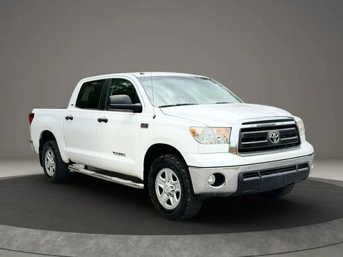 Used 2011 Toyota Tundra 4x4 CrewMax w/ SR5 Pkg image 3