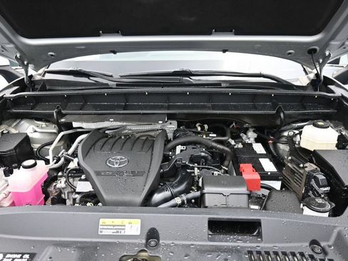 Used 2024 Toyota Highlander LE AWD/4WD image 23