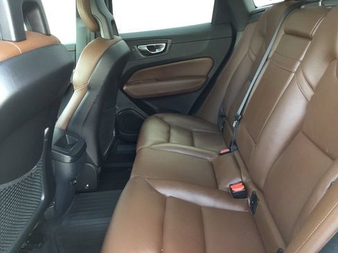 Used 2018 Volvo XC60 T5 Momentum w/ Vision Package AWD/4WD image 7