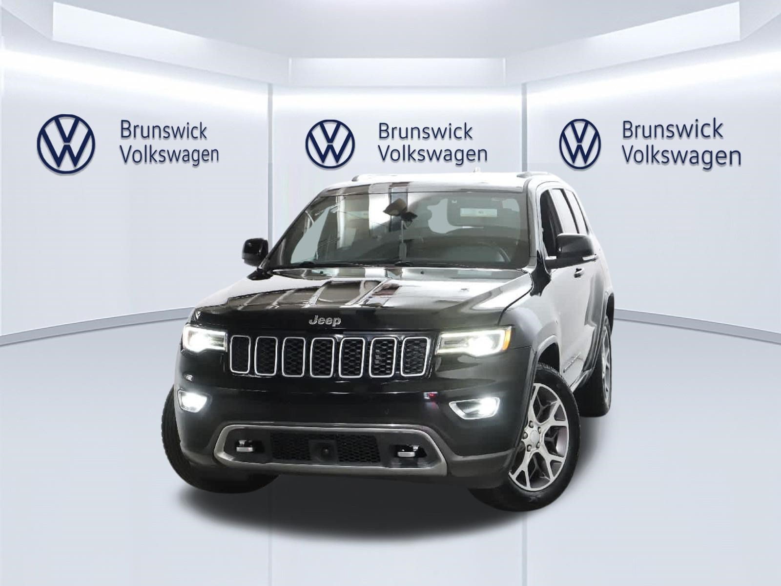 Used 2018 Jeep Grand Cherokee Limited AWD/4WD image 3
