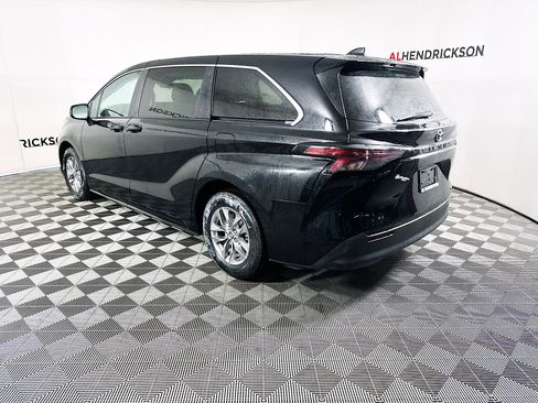 Used 2024 Toyota Sienna LE image 5
