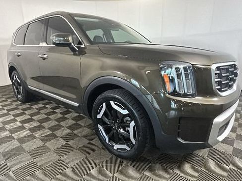 Used 2024 Kia Telluride S FWD image 2