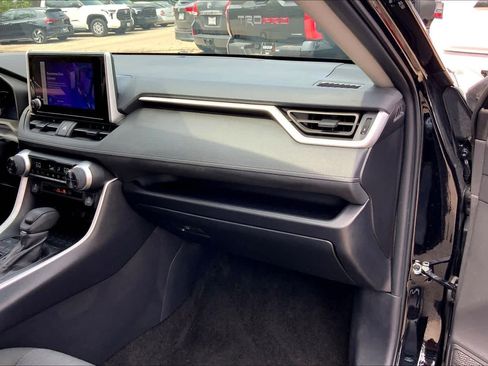 Used 2025 Toyota RAV4 XLE image 18