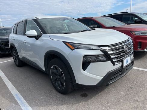 Used 2024 Nissan Rogue SV image 2