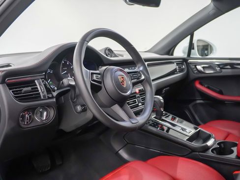 Used 2025 Porsche Macan image 4