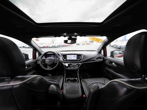 Used 2025 Chrysler Pacifica Limited FWD image 19