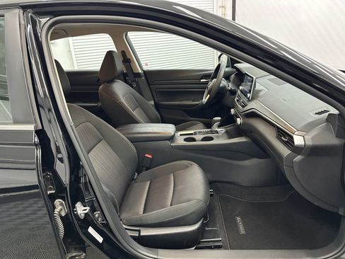 Used 2025 Nissan Altima 2.5 SV image 14