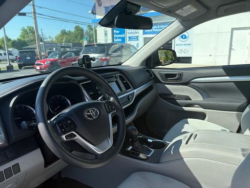 Used 2018 Toyota Highlander LE AWD/4WD image 7