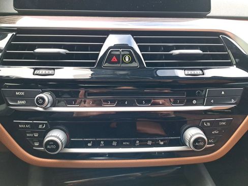 Used 2019 BMW 530e w/ Premium Package image 22