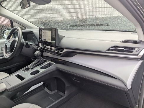 Used 2025 Toyota Sienna LE image 29