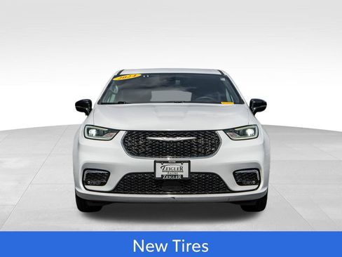 Used 2024 Chrysler Pacifica Touring-L FWD image 2