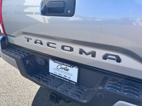 Used 2018 Toyota Tacoma TRD Off-Road w/ Technology Package AWD/4WD image 11