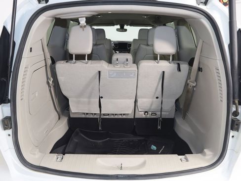 Used 2018 Chrysler Pacifica Touring-L FWD image 50