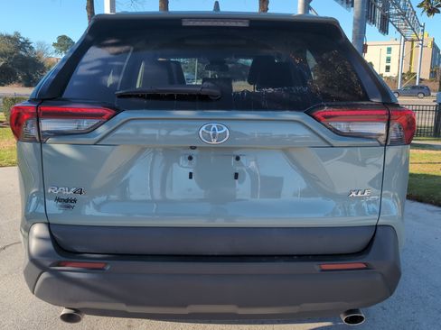 Used 2020 Toyota RAV4 XLE Premium image 9