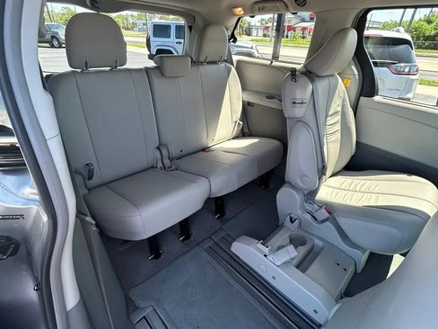 Used 2011 Toyota Sienna XLE FWD image 21