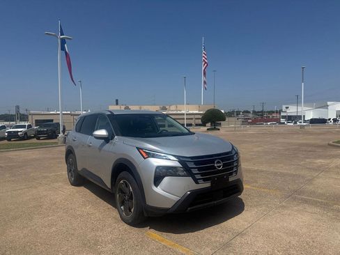Certified 2025 Nissan Rogue SV FWD image 1