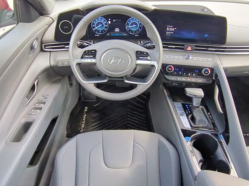 Used 2025 Hyundai Elantra SEL FWD image 11
