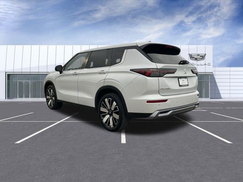 Used 2025 Mitsubishi Outlander SE image 6