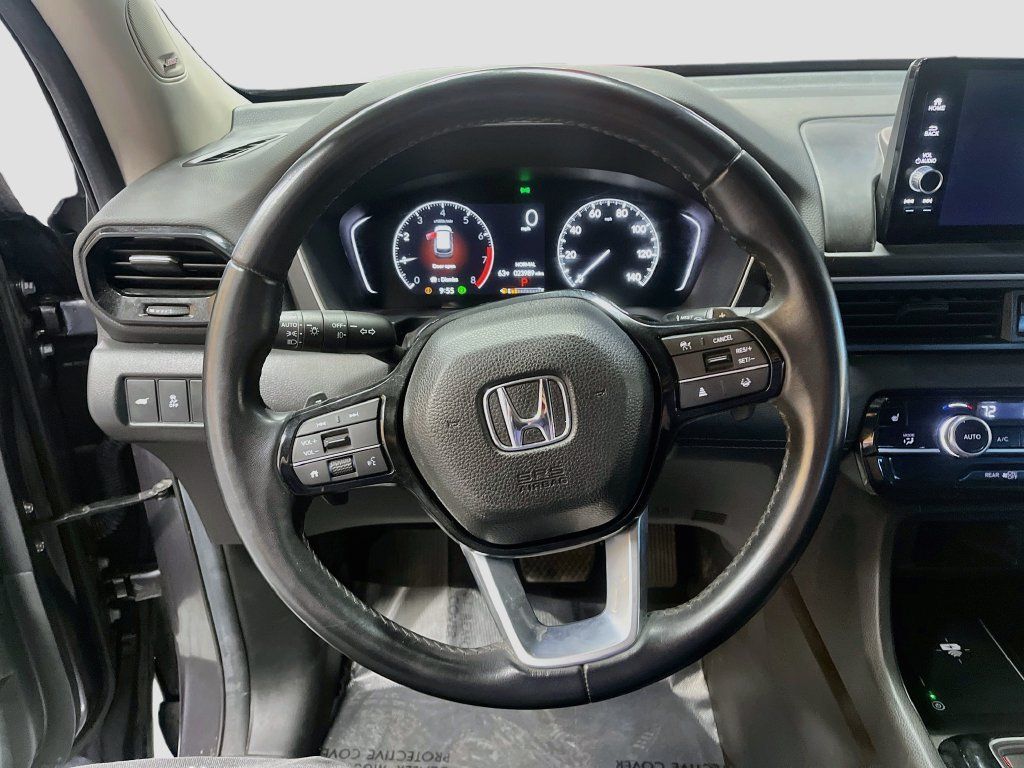 Used 2025 Honda Pilot Touring image 11