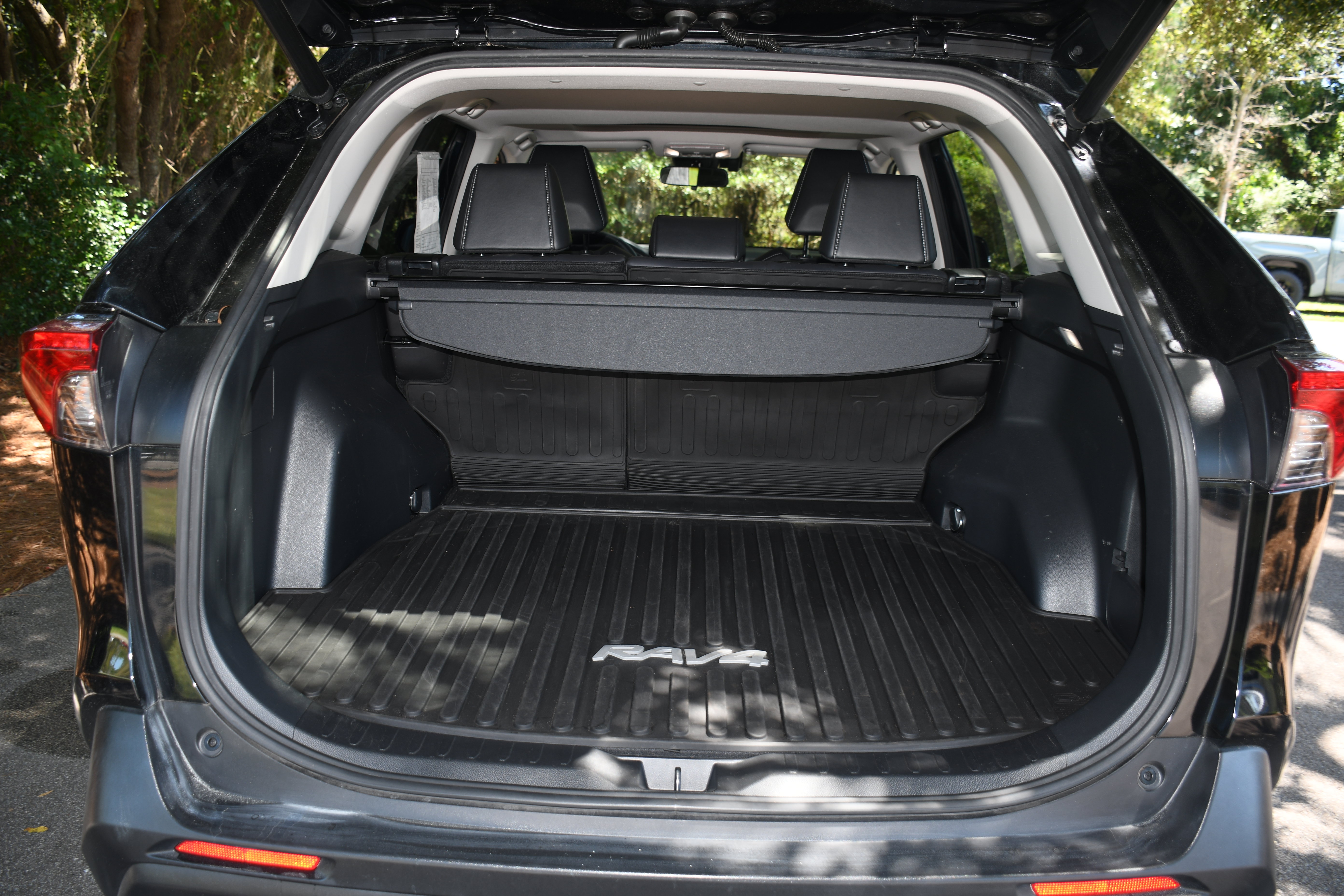 Used 2022 Toyota RAV4 XLE Premium FWD image 20