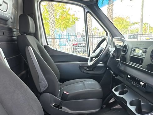 Used 2021 Freightliner Sprinter 2500 RWD image 8